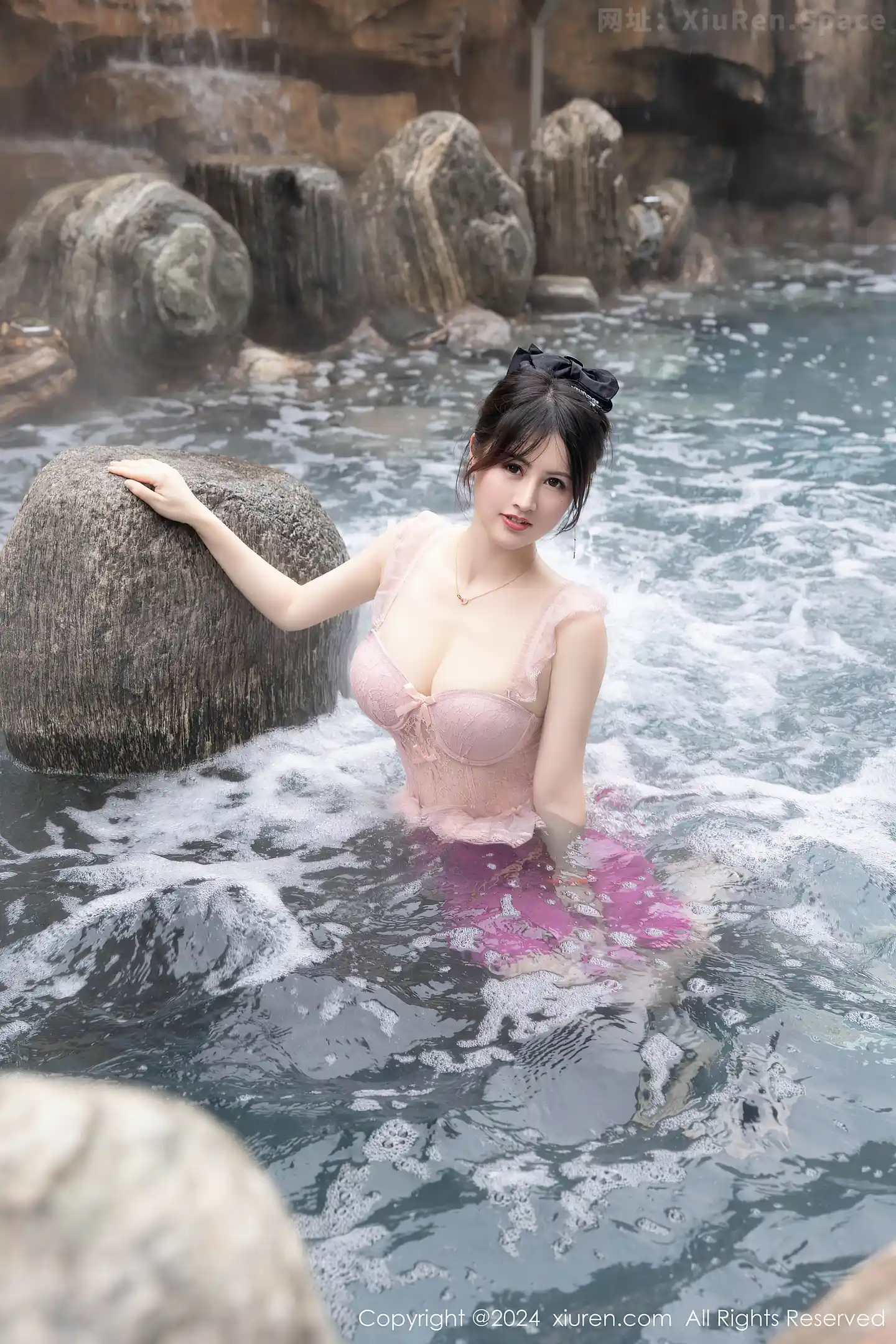 图片[4]-[XiuRen秀人网]VOL.8039 模特诗诗kiki溪边场景+浴室性感粉色情趣短裙秀惹火身材诱惑写真84P-秀人网官方网站